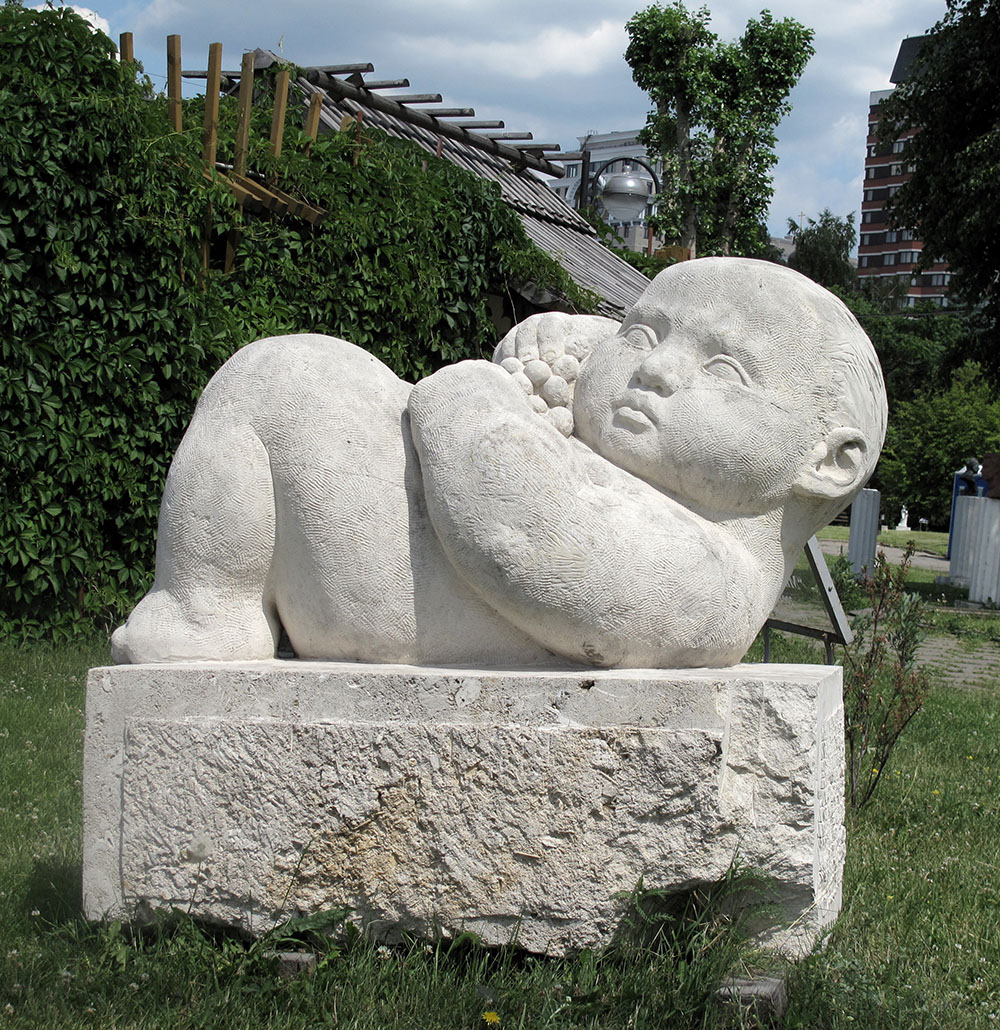 Сергей Малютов. "Мистерия", 2004. Известняк, 75х135х96 см. Парк искусств "Музеон", Москва. Фото из архива Сергея Малютова